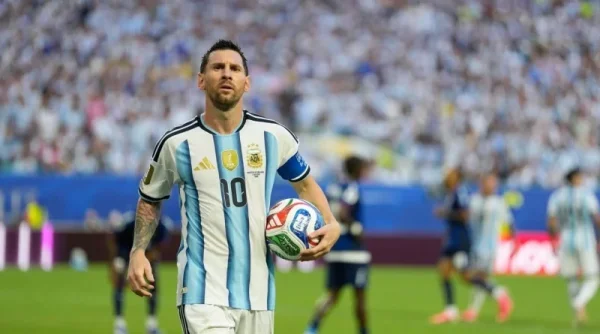 Ratusan Suporter Sambut Kepulangan Lionel Messi ke Argentina